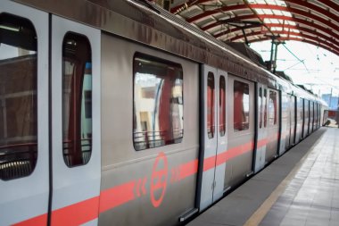 Yeni Delhi Hindistan - 09 Ekim 2023 - Delhi Metro treni Yeni Delhi, Hindistan, Asya 'daki Jhandewalan metro istasyonuna varıyor.