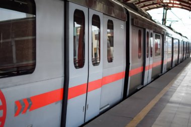Yeni Delhi Hindistan - 09 Ekim 2023 - Delhi Metro treni Yeni Delhi, Hindistan, Asya 'daki Jhandewalan metro istasyonuna varıyor.