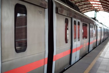 Yeni Delhi Hindistan - 09 Ekim 2023 - Delhi Metro treni Yeni Delhi, Hindistan, Asya 'daki Jhandewalan metro istasyonuna varıyor.