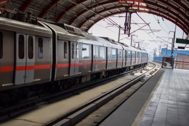 Yeni Delhi Hindistan - 09 Ekim 2023 - Delhi Metro treni Yeni Delhi, Hindistan, Asya 'daki Jhandewalan metro istasyonuna varıyor.