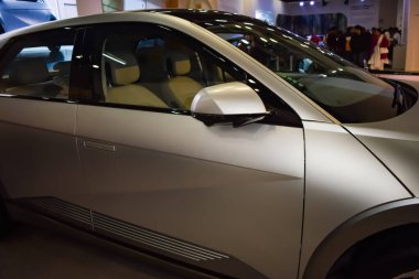 Noida, Uttar Pradesh, Hindistan, 28 Kasım 2023 - Otomobil Fuarı 2023 'te sergilenen tamamen otonom elektrik, dizel ve benzin otomobili. Otomobil geleceği için tasarlanmış yaratıcı bir araba.