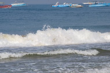 Sabah erken saatlerde Calangute sahilindeki Arap denizinin inanılmaz manzarası Goa, Hindistan, Okyanus sahili manzarası
