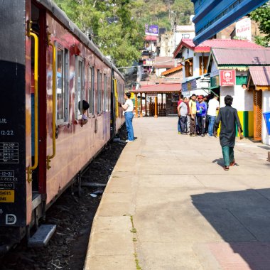 Shimla, Himachal Pradesh, Hindistan - 14 Ağustos 2023 - Oyuncak tren Kalka-Shimla rotası, tepe, oyuncak tren Kalka 'dan Shimla' ya yeşil doğal orman arasında hareket