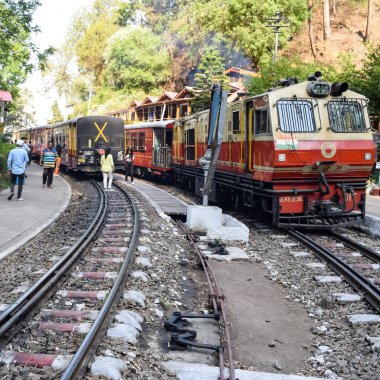 Shimla, Himachal Pradesh, Hindistan - 14 Ağustos 2023 - Oyuncak tren Kalka-Shimla rotası, tepe, oyuncak tren Kalka 'dan Shimla' ya yeşil doğal orman arasında hareket