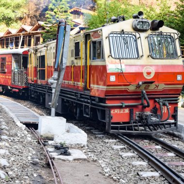 Shimla, Himachal Pradesh, Hindistan - 14 Ağustos 2023 - Oyuncak tren Kalka-Shimla rotası, tepe, oyuncak tren Kalka 'dan Shimla' ya yeşil doğal orman arasında hareket