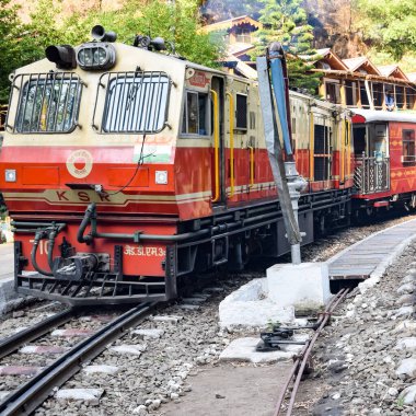 Shimla, Himachal Pradesh, Hindistan - 14 Ağustos 2023 - Oyuncak tren Kalka-Shimla rotası, tepe, oyuncak tren Kalka 'dan Shimla' ya yeşil doğal orman arasında hareket