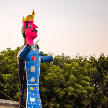 Ravnans 'ın Dussera festivali sırasında Hindistan, Delhi' de Ramleela 'da alevlenmesi, Dussera Fuarı sırasında Lord Rama' nın zaferini kutlamak için Ravana 'nın büyük heykeli ateşe verilmesi.