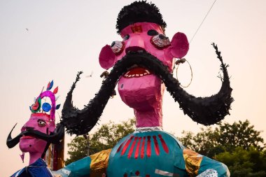 Ravnans 'ın Dussera festivali sırasında Hindistan, Delhi' de Ramleela 'da alevlenmesi, Dussera Fuarı sırasında Lord Rama' nın zaferini kutlamak için Ravana 'nın büyük heykeli ateşe verilmesi.