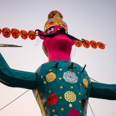Ravnans 'ın Dussera festivali sırasında Hindistan, Delhi' de Ramleela 'da alevlenmesi, Dussera Fuarı sırasında Lord Rama' nın zaferini kutlamak için Ravana 'nın büyük heykeli ateşe verilmesi.