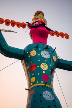Ravnans 'ın Dussera festivali sırasında Hindistan, Delhi' de Ramleela 'da alevlenmesi, Dussera Fuarı sırasında Lord Rama' nın zaferini kutlamak için Ravana 'nın büyük heykeli ateşe verilmesi.