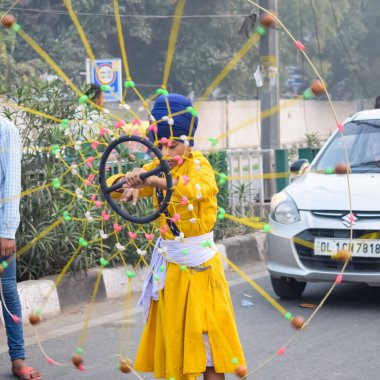 Delhi, Hindistan, 2 Ekim 2023 - Doğu Delhi bölgesinde Guru Nanak Dev, Nagar Kirtan 'ın doğum günü dolayısıyla geleneksel Nagar Kirtan, geleneksel Nagar geçit töreninde Sihler gatka ve dövüş sanatları sergiliyor