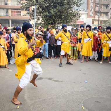 Delhi, Hindistan, 2 Ekim 2023 - Doğu Delhi bölgesinde Guru Nanak Dev, Nagar Kirtan 'ın doğum günü dolayısıyla geleneksel Nagar Kirtan, geleneksel Nagar geçit töreninde Sihler gatka ve dövüş sanatları sergiliyor