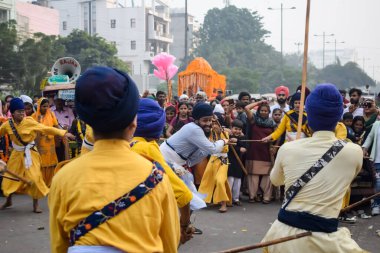 Delhi, Hindistan, 2 Ekim 2023 - Doğu Delhi bölgesinde Guru Nanak Dev, Nagar Kirtan 'ın doğum günü dolayısıyla geleneksel Nagar Kirtan, geleneksel Nagar geçit töreninde Sihler gatka ve dövüş sanatları sergiliyor