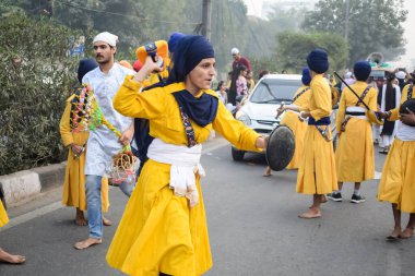Delhi, Hindistan, 2 Ekim 2023 - Doğu Delhi bölgesinde Guru Nanak Dev, Nagar Kirtan 'ın doğum günü dolayısıyla geleneksel Nagar Kirtan, geleneksel Nagar geçit töreninde Sihler gatka ve dövüş sanatları sergiliyor