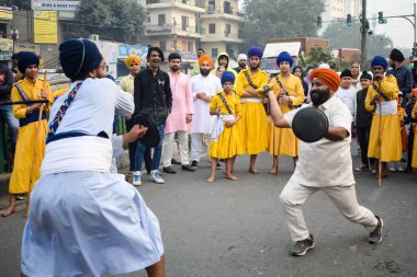 Delhi, Hindistan, 2 Ekim 2023 - Doğu Delhi bölgesinde Guru Nanak Dev, Nagar Kirtan 'ın doğum günü dolayısıyla geleneksel Nagar Kirtan, geleneksel Nagar geçit töreninde Sihler gatka ve dövüş sanatları sergiliyor