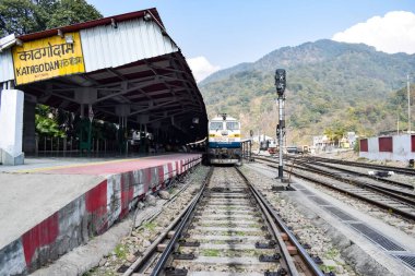 Kathgodam, Uttarakhand, Hindistan, 25 Eylül 2023 - Kathgodam tren istasyonunda gündüz vakti dizel lokomotif motoru, Kathgodam Shatabdi tren dizel lokomotif motoru