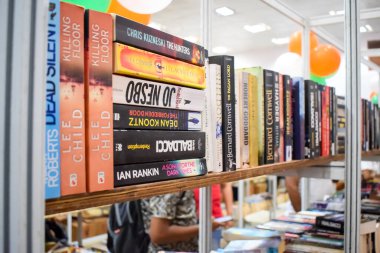 Yeni Delhi, Hindistan, Eylül 09 2023 - Delhi Uluslararası Kitap Fuarı 'ndaki bir kitap standında raflarda bulunan çeşitli kitaplar, Yıllık Kitap Fuarı' nda sergilenen kitaplar.