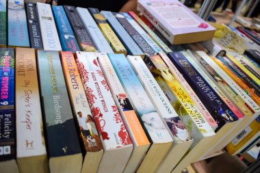 Yeni Delhi, Hindistan, Eylül 09 2023 - Delhi Uluslararası Kitap Fuarı 'ndaki bir kitap standında raflarda bulunan çeşitli kitaplar, Yıllık Kitap Fuarı' nda sergilenen kitaplar.