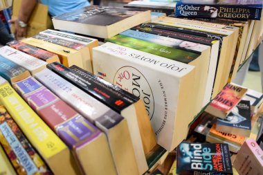 Yeni Delhi, Hindistan, Eylül 09 2023 - Delhi Uluslararası Kitap Fuarı 'ndaki bir kitap standında raflarda bulunan çeşitli kitaplar, Yıllık Kitap Fuarı' nda sergilenen kitaplar.