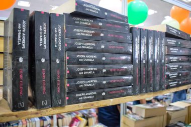 Yeni Delhi, Hindistan, Eylül 09 2023 - Delhi Uluslararası Kitap Fuarı 'ndaki bir kitap standında raflarda bulunan çeşitli kitaplar, Yıllık Kitap Fuarı' nda sergilenen kitaplar.