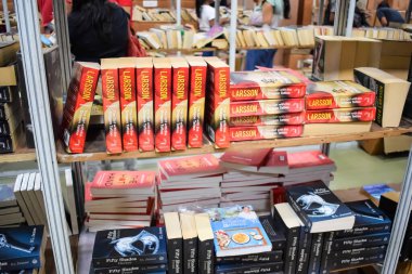 Yeni Delhi, Hindistan, Eylül 09 2023 - Delhi Uluslararası Kitap Fuarı 'ndaki bir kitap standında raflarda bulunan çeşitli kitaplar, Yıllık Kitap Fuarı' nda sergilenen kitaplar.