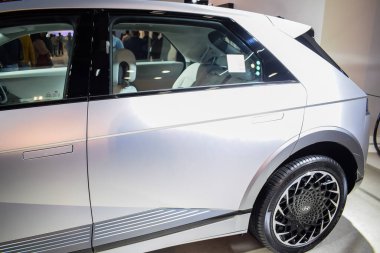 Noida, Uttar Pradesh, Hindistan, 28 Kasım 2023 - Otomobil Fuarı 2023 'te sergilenen tamamen otonom elektrik, dizel ve benzin otomobili. Otomobil geleceği için tasarlanmış yaratıcı bir araba.