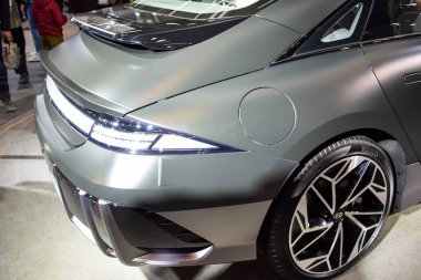 Noida, Uttar Pradesh, Hindistan, 28 Kasım 2023 - Otomobil Fuarı 2023 'te sergilenen tamamen otonom elektrik, dizel ve benzin otomobili. Otomobil geleceği için tasarlanmış yaratıcı bir araba.