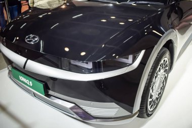 Noida, Uttar Pradesh, Hindistan, 28 Kasım 2023 - Otomobil Fuarı 2023 'te sergilenen tamamen otonom elektrik, dizel ve benzin otomobili. Otomobil geleceği için tasarlanmış yaratıcı bir araba.