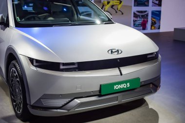 Noida, Uttar Pradesh, Hindistan, 28 Kasım 2023 - Otomobil Fuarı 2023 'te sergilenen tamamen otonom elektrik, dizel ve benzin otomobili. Otomobil geleceği için tasarlanmış yaratıcı bir araba.