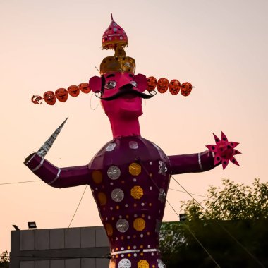 Ravnans 'ın Dussera festivali sırasında Hindistan, Delhi' de Ramleela 'da alevlenmesi, Dussera Fuarı sırasında Lord Rama' nın zaferini kutlamak için Ravana 'nın büyük heykeli ateşe verilmesi.