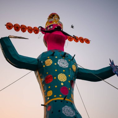 Ravnans 'ın Dussera festivali sırasında Hindistan, Delhi' de Ramleela 'da alevlenmesi, Dussera Fuarı sırasında Lord Rama' nın zaferini kutlamak için Ravana 'nın büyük heykeli ateşe verilmesi.