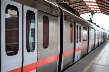 Yeni Delhi Hindistan - 09 Ekim 2023 - Delhi Metro treni Yeni Delhi, Hindistan, Asya 'daki Jhandewalan metro istasyonuna varıyor.