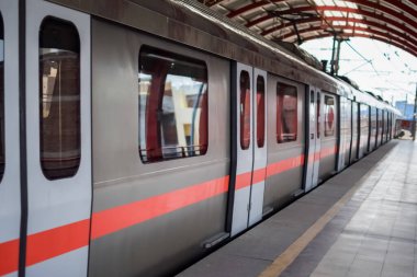 Yeni Delhi Hindistan - 09 Ekim 2023 - Delhi Metro treni Yeni Delhi, Hindistan, Asya 'daki Jhandewalan metro istasyonuna varıyor.