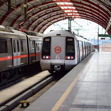 Yeni Delhi Hindistan - 09 Ekim 2023 - Delhi Metro treni Yeni Delhi, Hindistan, Asya 'daki Jhandewalan metro istasyonuna varıyor.