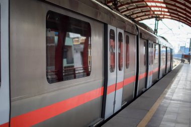 Yeni Delhi Hindistan - 09 Ekim 2023 - Delhi Metro treni Yeni Delhi, Hindistan, Asya 'daki Jhandewalan metro istasyonuna varıyor.