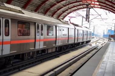 Yeni Delhi Hindistan - 09 Ekim 2023 - Delhi Metro treni Yeni Delhi, Hindistan, Asya 'daki Jhandewalan metro istasyonuna varıyor.