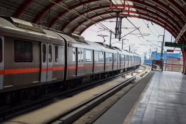 Yeni Delhi Hindistan - 09 Ekim 2023 - Delhi Metro treni Yeni Delhi, Hindistan, Asya 'daki Jhandewalan metro istasyonuna varıyor.