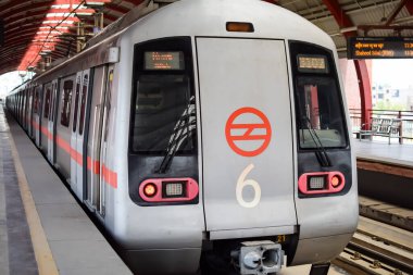 Yeni Delhi Hindistan - 09 Ekim 2023 - Delhi Metro treni Yeni Delhi, Hindistan, Asya 'daki Jhandewalan metro istasyonuna varıyor.