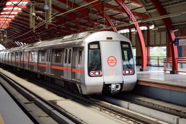Yeni Delhi Hindistan - 09 Ekim 2023 - Delhi Metro treni Yeni Delhi, Hindistan, Asya 'daki Jhandewalan metro istasyonuna varıyor.