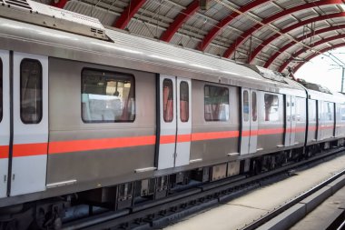 Yeni Delhi Hindistan - 09 Ekim 2023 - Delhi Metro treni Yeni Delhi, Hindistan, Asya 'daki Jhandewalan metro istasyonuna varıyor.