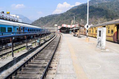 Kathgodam, Uttarakhand, Hindistan, 25 Eylül 2023 - Kathgodam tren istasyonunda sabah saatlerinde Hint tren istasyonu, Kathgodam, Uttarakhand tren istasyonu