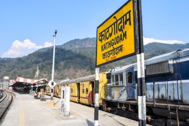 Kathgodam, Uttarakhand, Hindistan, 25 Eylül 2023 - Kathgodam tren istasyonunda sabah saatlerinde Hint tren istasyonu, Kathgodam, Uttarakhand tren istasyonu