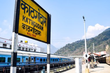 Kathgodam, Uttarakhand, Hindistan, 25 Eylül 2023 - Kathgodam tren istasyonunda sabah saatlerinde Hint tren istasyonu, Kathgodam, Uttarakhand tren istasyonu