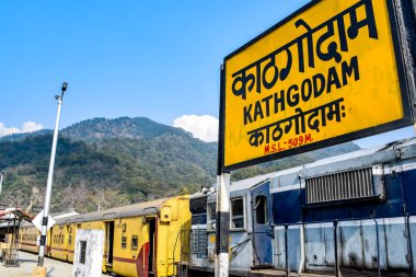 Kathgodam, Uttarakhand, Hindistan, 25 Eylül 2023 - Kathgodam tren istasyonunda sabah saatlerinde Hint tren istasyonu, Kathgodam, Uttarakhand tren istasyonu