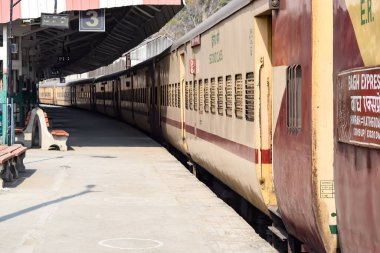 Kathgodam, Uttarakhand, Hindistan, 25 Eylül 2023 - Kathgodam tren istasyonunda sabah saatlerinde Hint tren istasyonu, Kathgodam, Uttarakhand tren istasyonu