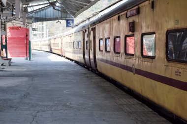 Kathgodam, Uttarakhand, Hindistan, 25 Eylül 2023 - Kathgodam tren istasyonunda sabah saatlerinde Hint tren istasyonu, Kathgodam, Uttarakhand tren istasyonu