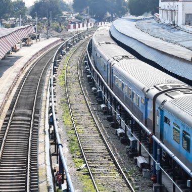 Kathgodam, Uttarakhand, Hindistan, 25 Eylül 2023 - Kathgodam tren istasyonunda sabah saatlerinde Hint tren istasyonu, Kathgodam, Uttarakhand tren istasyonu