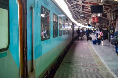 Kathgodam, Uttarakhand, Hindistan, 25 Eylül 2023 - Kathgodam tren istasyonunda sabah saatlerinde Hint tren istasyonu, Kathgodam, Uttarakhand tren istasyonu