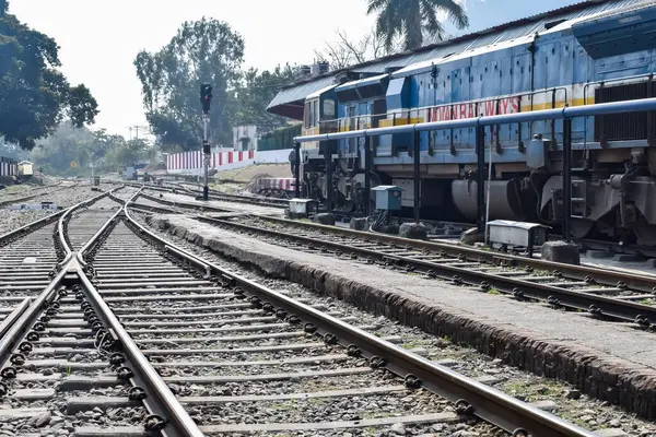 Kathgodam, Uttarakhand, Hindistan, 25 Eylül 2023 - Kathgodam tren istasyonunda sabah saatlerinde Hint tren istasyonu, Kathgodam, Uttarakhand tren istasyonu