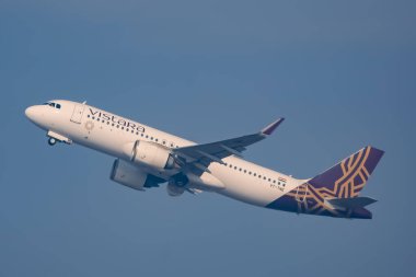 Yeni Delhi, Hindistan, 16 Nisan 2023 - Vistara Airbus A320 neo Indra Gandhi Uluslararası Havalimanı Delhi, Vistara iç uçakları gündüz mavi gökyüzünde uçuyor